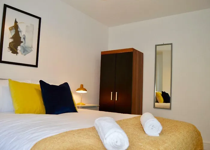 Qh31 - City Centre Location With 2 Double Bedrooms Sleeping Up To 4 People - Spacious Work Or Leisure Apartment