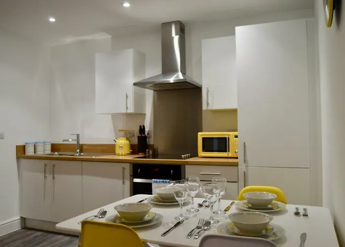 Qh31 - City Centre Location With 2 Double Bedrooms Sleeping Up To 4 People - Spacious Work Or Leisure Apartment