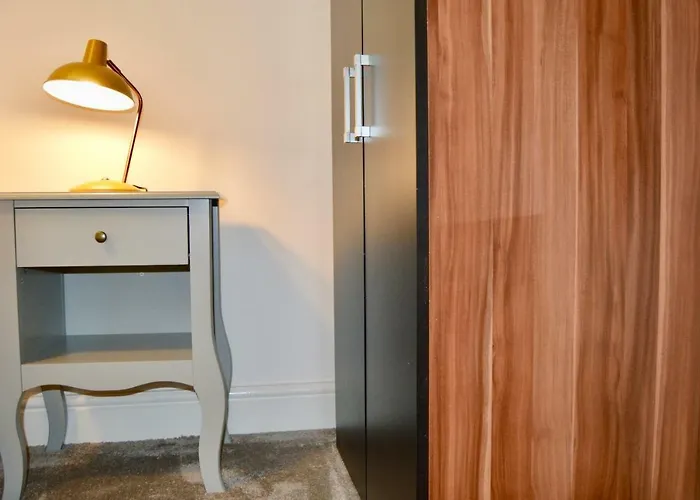 Qh31 - City Centre Location With 2 Double Bedrooms Sleeping Up To 4 People - Spacious Work Or Leisure Apartment